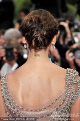 幻灯图集：女星大秀美背香肩性感泄春光