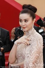 组图：范冰冰戛纳走秀 发髻复古蕾丝礼服妩媚优雅