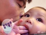 组图：张晋40岁生日 蔡少芬晒全家亲密照表爱意