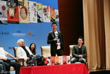 组图：《狼图腾》冯绍峰打石膏亮相 想念狼儿子