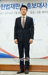 组图：韩星金明民任韩宪法裁判所宣传大使