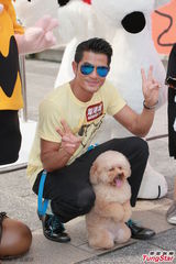 组图：郭富城出席活动抱萌狗 称与电影恋爱中