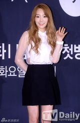 组图：少女时代TTS出席活动 泰妍透视装露玉背