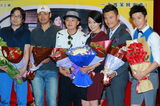 组图：《疯狂72小时》首映发布会 闫妮艳福无边