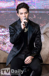 组图：TEEN TOP回归在即 魅惑眼神成熟蜕变