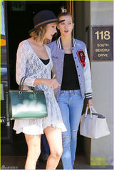 组图：拉仇恨！泰勒-斯威夫特穿性感蕾丝短裙秀长腿