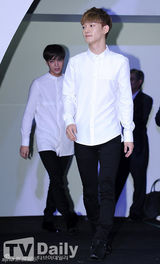 组图：EXO黑白酷装亮相 灿烈搞怪表情多