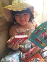 组图：王诗龄戴草帽变田园小妞 笑脸嘟嘟惹人爱