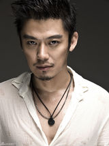 组图：芦芳生半裸秀人鱼线 网友呼c罩杯亮瞎眼