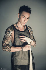 组图：王阳明曝时尚大片 展熟男魅力