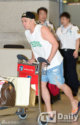 组图：SJ强仁f(x)宋茜返韩 笑颜灿烂心情好