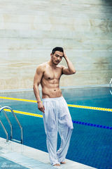 组图：杨烁泳池半裸写真 身材健硕大秀人鱼线