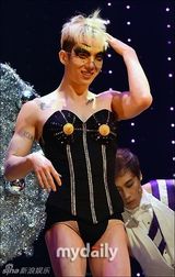 组图：赵权穿女三角裤似Gaga 妖娆赛梦露