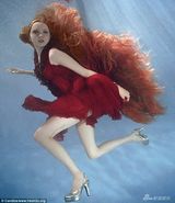 组图：女星水下写真妖娆 凯莉布鲁克化身美人鱼