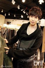 组图：M.pire出席品牌开业 现场挑衣显品味
