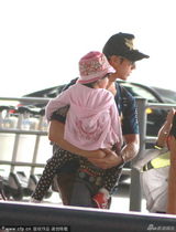 组图：吴尊抱女儿现身机场 教neinei飞吻道别