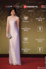 组图：上影节闭幕 陈慧琳金色抹胸礼服高雅贵气