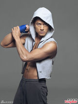 组图：49岁郭富城半裸秀健硕身形 6块腹肌吸睛