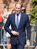 组图：威廉王子将再当爹 访牛津获小萝莉献花