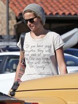 组图：詹妮弗-劳伦斯艳照门后首现身 眉头紧锁大秀美腿