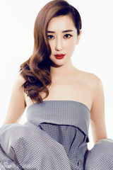 组图：杜若溪复古风造型登杂志诠释法式优雅