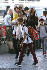 组图：小七粘老爸不让拍照 辣妹牵儿子秀大长腿