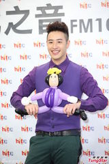 组图：潘玮柏发片撞世界杯 变魔术玩求婚