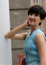 组图：奚望街拍玩小清新 短发映红唇甜美