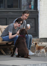 组图：海瑟薇街边狂吃甜甜圈 与老公情侣衫遛狗