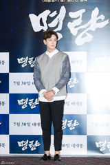 组图：崔岷植李贞贤亮相《鸣梁》试映会