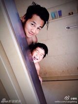 组图：joe和曹格互练仰卧起坐 小男子汉棒棒哒!