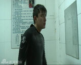 组图：贾乃亮为博女儿一笑 表演潜水险晕倒