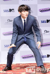 组图：SJ3D新片首映式 众成员正装出席宣传