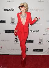 高清组图：Lady Gaga红装亮相真空上阵秀乳沟