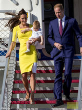 组图：凯特抱子随访澳洲 黄衣明艳狂风吹乱秀发