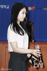 组图：朴信惠参加产权模拟审判 表情严肃认真