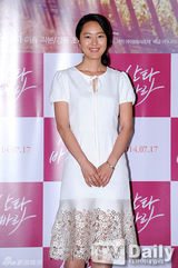 组图：韩星尹珍瑞镂空白裙优雅亮相试映会