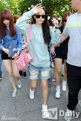 组图：Super Junior回归赴电视台彩排 粉丝围堵拍照忙