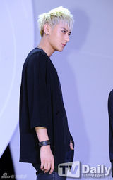 组图：EXO黑白酷装亮相 灿烈搞怪表情多
