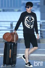 组图：韩星李栋旭现身机场 休闲装显帅气
