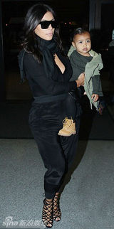 组图：金-卡戴珊深V秀半球 抱爱女甜蜜亲亲