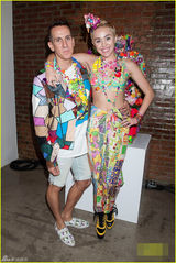 组图：麦莉-赛勒斯戴可爱头饰穿花衣 似潮流村姑