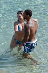 组图：乳神凯莉-布鲁克比基尼秀巨波 与男友海中戏水