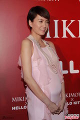 组图：梁咏琪怀孕后首露面 小腹圆隆美腿依旧