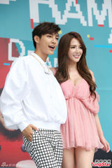 组图：炎亚纶现身台北签唱会 同F奶女模共饮