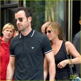 组图：安妮斯顿与未婚夫出席首映 甜蜜对视恩爱