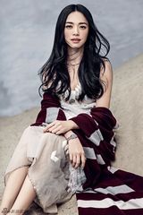 组图：姚晨写真温柔恬静 长发美腿引领初秋风潮