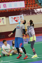 组图：《如果爱》角逐最强情侣 三对情侣争麦霸