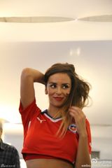 组图：智利新乳神助威世界杯 掀衣性感露胸