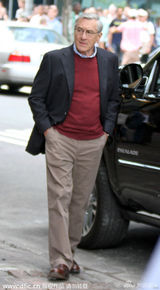 组图：安妮-海瑟薇英伦风现身片场 德尼罗贴心开车门